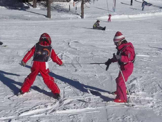 Deux enfants faisant du ski sur les pistes à Font Romeu en colonie de vacances