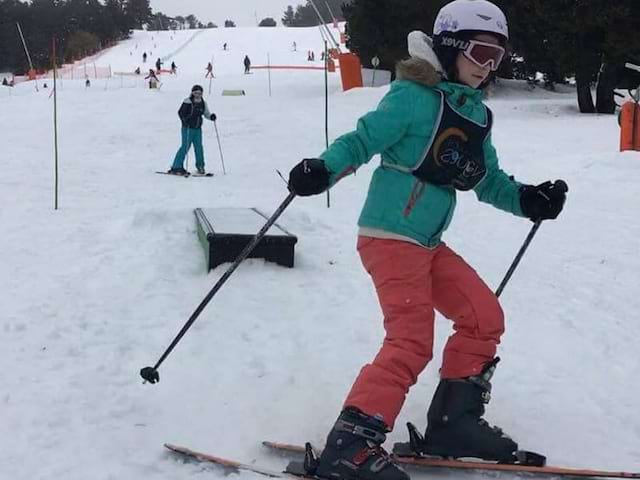 Enfant faisant du ski en colo cet hiver