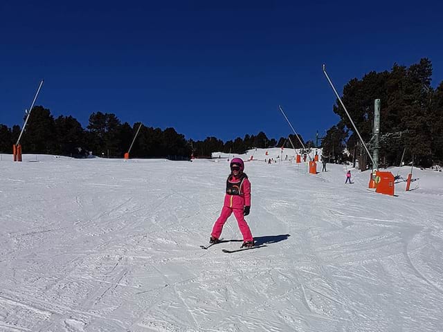 Enfant apprenant à faire du ski en colonie de vacances cet hiver