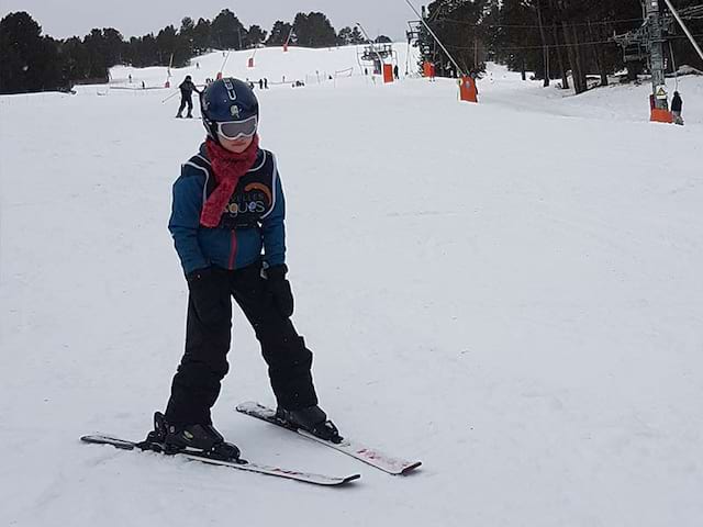 Enfant sur les pistes de ski de colo cet hiver