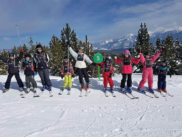 Groupe d'enfants sur les pistes de ski en colo cet hiver