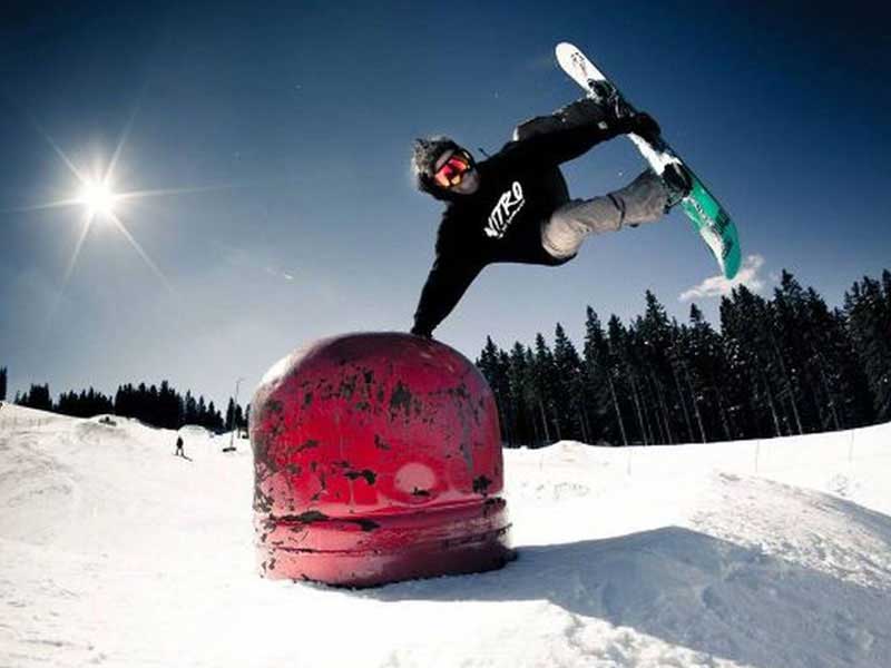 Ados pratiquant le snowboard en colonie de vacances