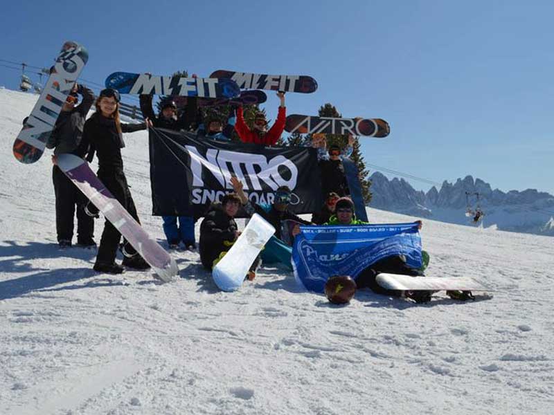 Groupe d'ados en colonie de vacances au ski sur les pistes