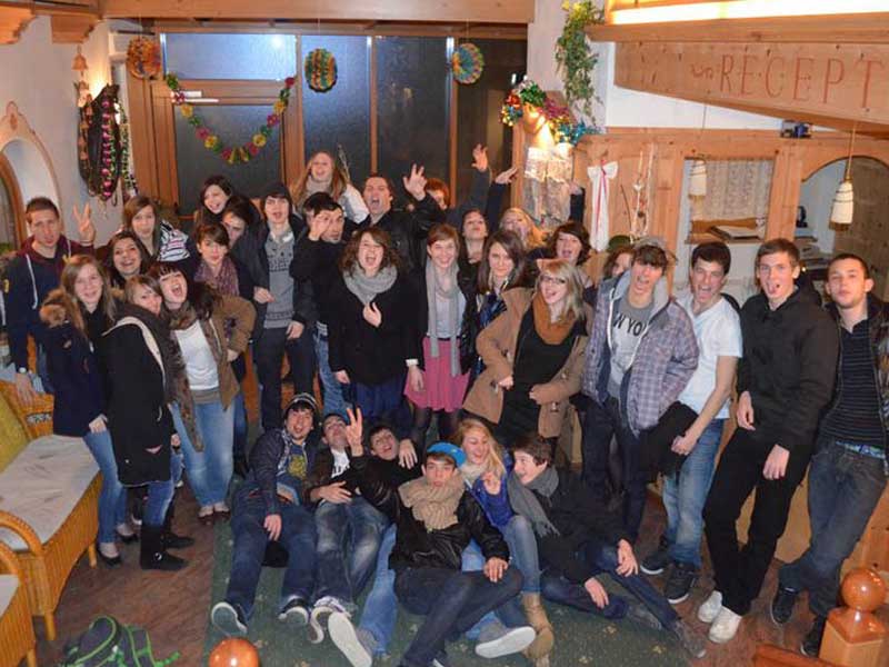 Groupe d'adolescents dans un chalet en colonie de vacances en Italie
