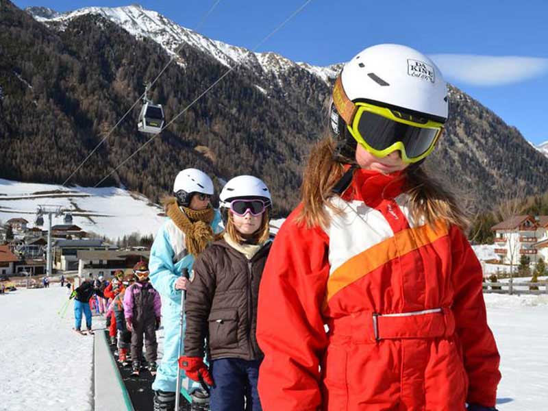 Enfants en colonie de vacances au ski en Italie