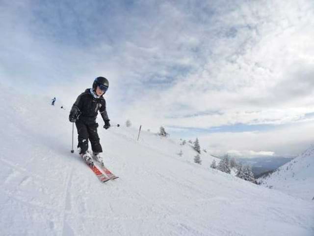 Enfant dévalant les pistes en colonie de vacances