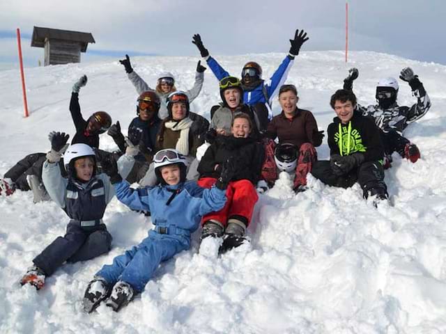 Enfants sur les pistes de ski en colonie de vacances