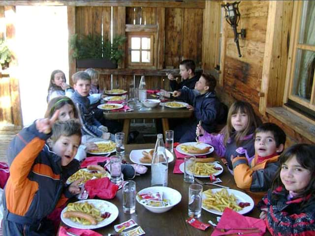 Groupe d'enfants à table en colo d'hiver