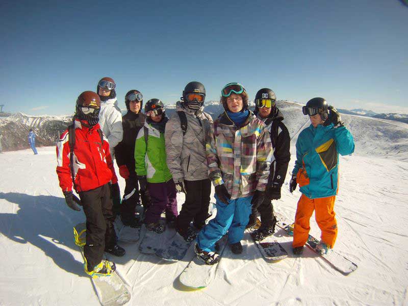 Ados sur les pistes de ski et snowboard en colonie de vacances en Italie 