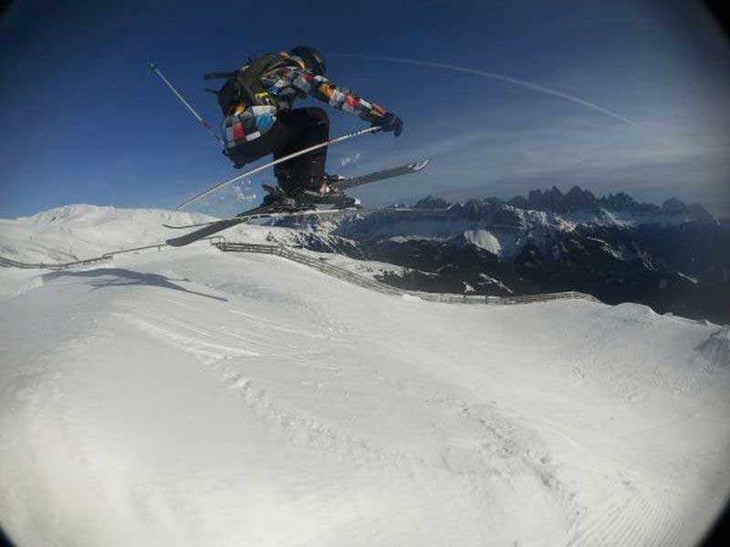 Ados pratiquant le saut à ski en colo en Italie