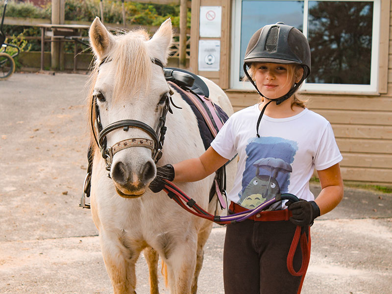 adolescente cheval équitation colonie de vacances