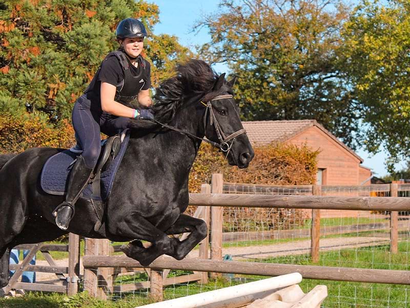 adolescents en colonie de vacances équitation hiver