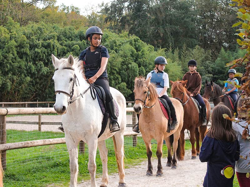 ados en colo équitation cet hiver