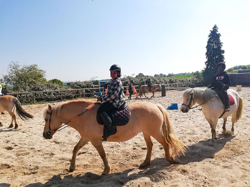 adolescents en colonie de vacances équitation hiver