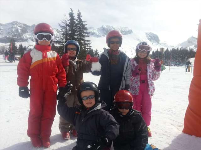 Groupe de jeunes qui apprend le ski avec des moniteurs ESF