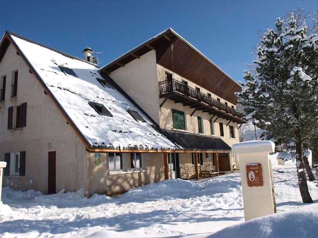 Hébergement en montagne où séjournent les jeunes en colo Ski 