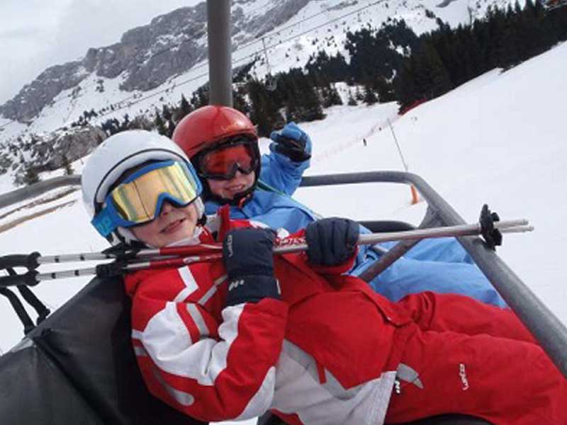 Jeunes enfants de 6 à 12 ans qui prennent des cours de ski en colo avec l'ESF
