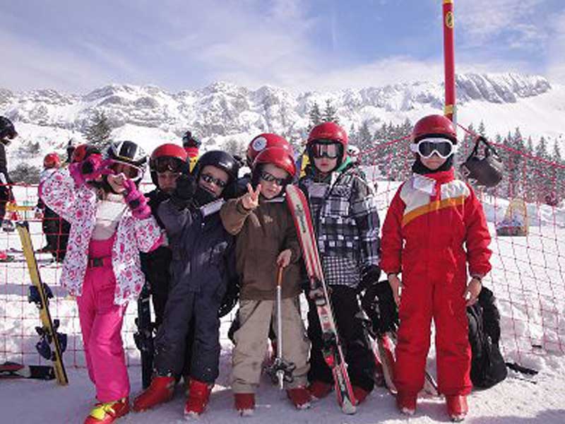 Enfants qui sont en colo ski avec l'ESF durant l'hiver