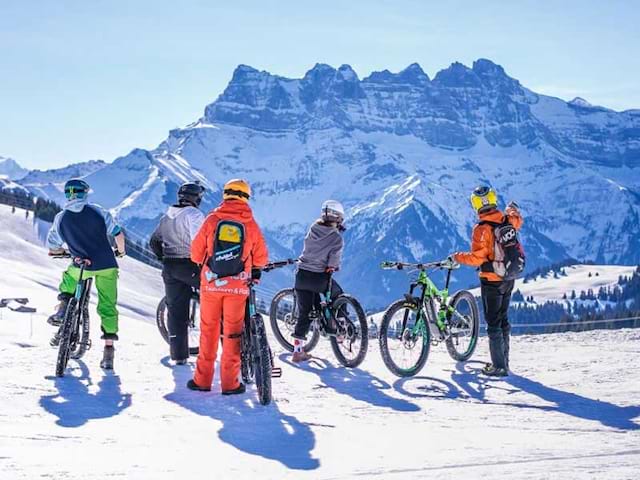 Enfants pratiquant le vtt électrique des neiges en colonie de vacances