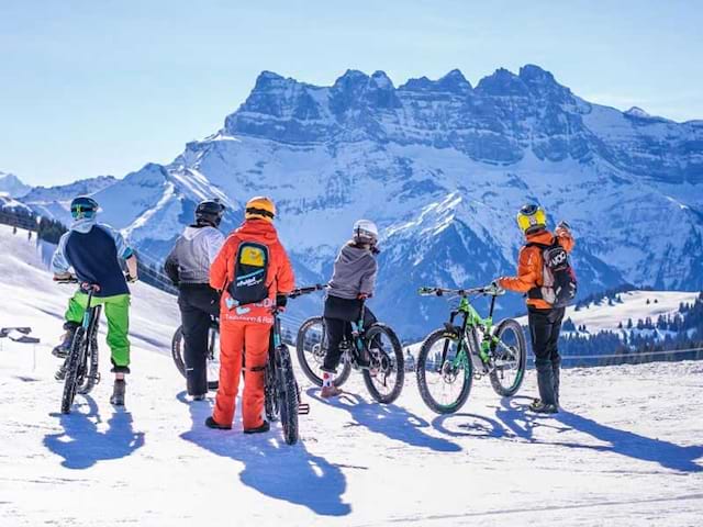 Enfants pratiquant le vtt électrique des neiges en colonie de vacances