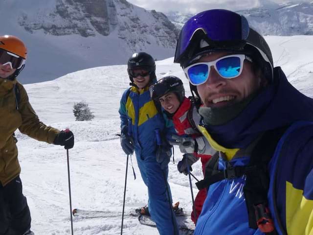 Groupe d'ados en colonie de vacances au ski 