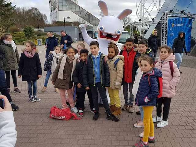 Groupe d'enfants en colonie de vacances au Futuroscope cet hiver