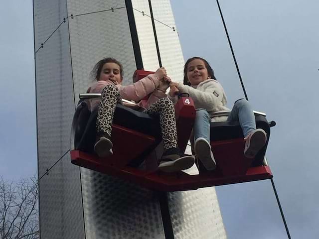 Enfants sur une attraction du Futuroscope cet hiver