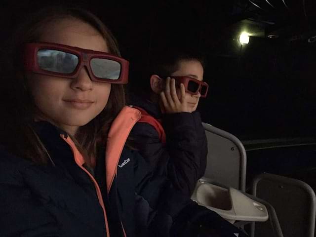 Enfants portant des lunettes de 3D en colonie de vacances cet hiver