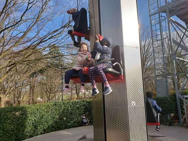 Enfants sur les attractions du futuroscope en colo