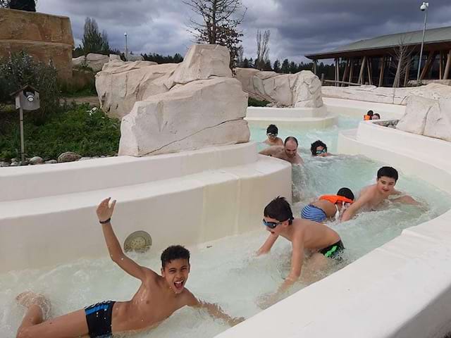 Enfants en train de se baigner dans un parc aquatique en colonie de vacances