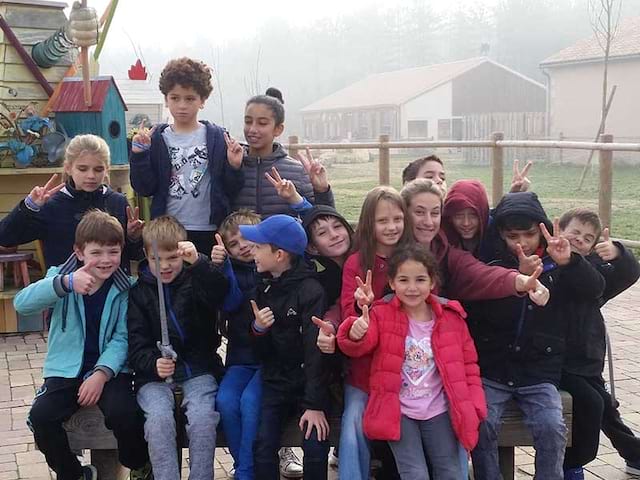 groupe d'enfants en colo cet hiver 