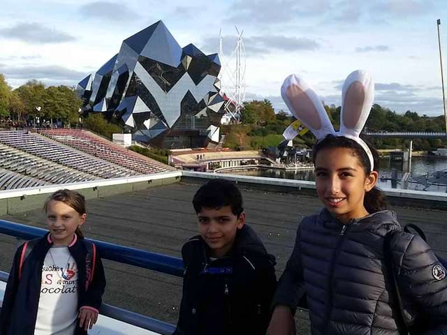 enfants posant devant le futuroscope cet hiver pendant une colo