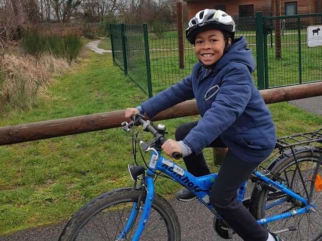 enfant faisant du vélo en colo cet hiver 