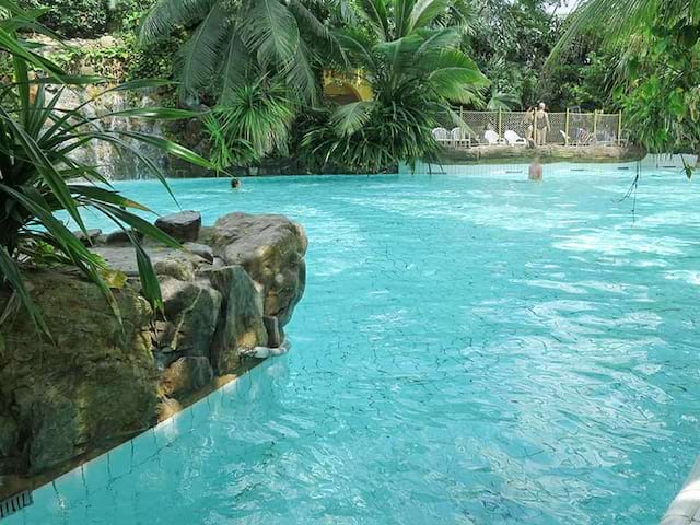 Vue sur la piscine de Center parcs pour enfants en colonie de vacances hvier