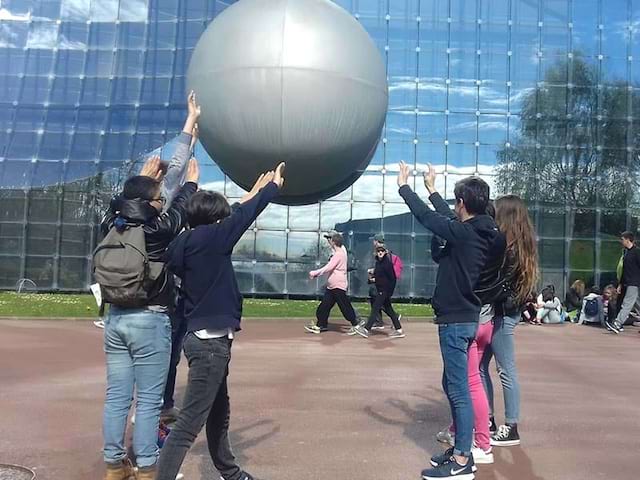 Adolescents s'amusant au futuroscope lors d'une colo cet hiver