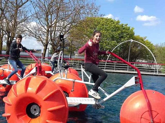 Enfants faisant du water bike en colonie de vacances