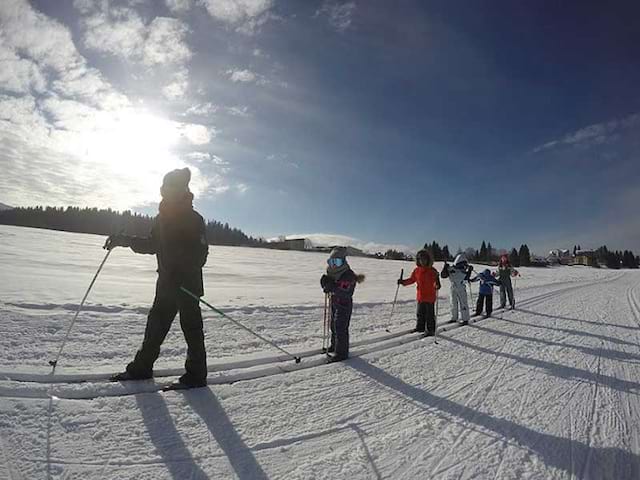 Enfants de 10 ans au ski à la montagne pendant les vacances en colonie de vacances 