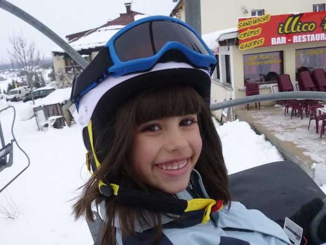 Enfant de 11 ans en colonie de vacances au ski