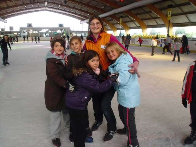 Enfants à la patinoire en colonie de vacances