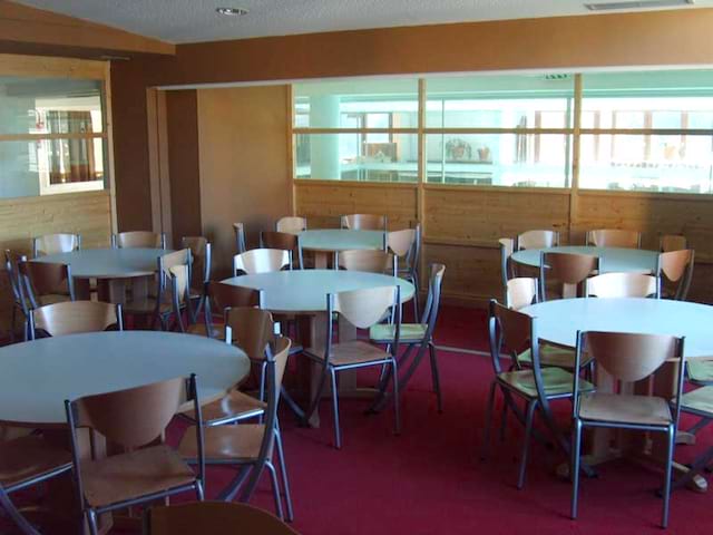 Salle à manger du chalet de colonie de vacances à la neige