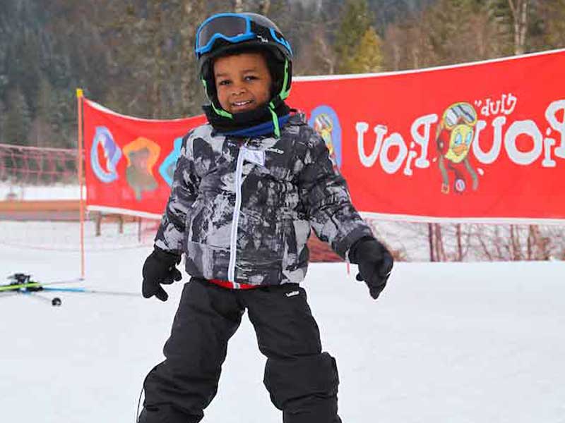 Enfant apprenant à skier en colonie de vacances