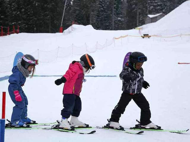 Enfants apprenant à skier en colonie vacances