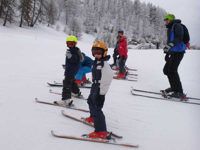 Enfants de 8 ans apprenant à skier en colonie de vacances