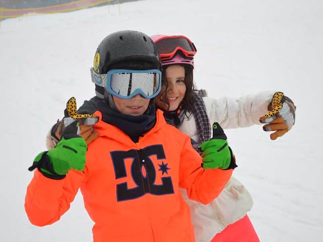 Ados en colonie de vacances à la neige