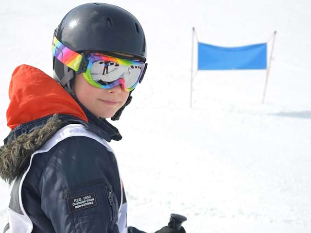 Portrait d'un ado en colonie de vacances sur les pistes de ski