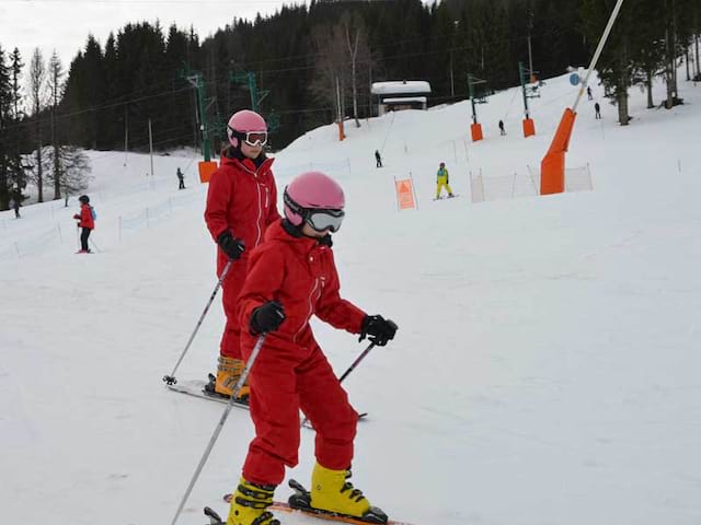 Enfants apprenant à skier en colonie vacances