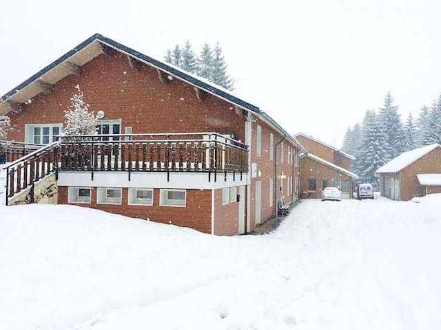 Vue sur le chalet de colonie de vacances à la neige