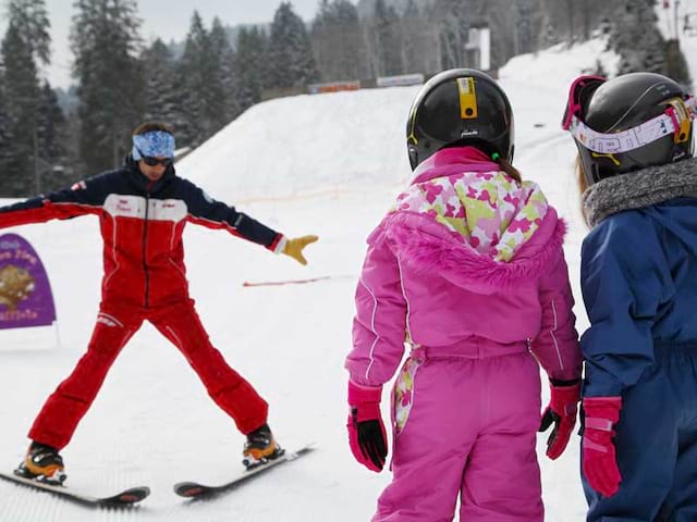 Enfants en colonie de vacances admirant la vue depuis le chalet à la montagne