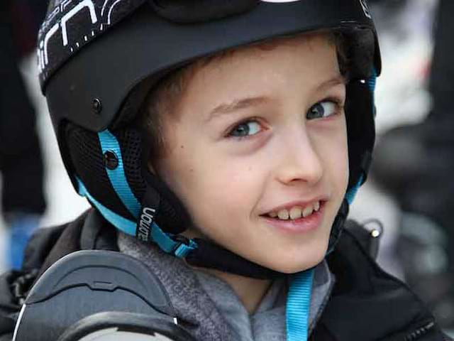 Portrait d'un enfant au ski en colonie de vacances