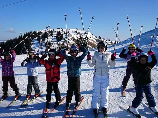 Groupe d'ados sur les pistes de ski cet hiver en colonie